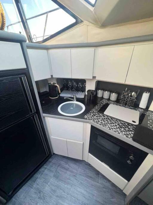 Yacht "X" - 44 Foot Modern Yacht On 5 Star Ocean Village Marina - Minutes Away From City Centre And Cruise Terminals, Free Parking ,Spa Package Available! Southampton Buitenkant foto