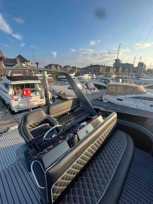 Yacht "X" - 44 Foot Modern Yacht On 5 Star Ocean Village Marina - Minutes Away From City Centre And Cruise Terminals, Free Parking ,Spa Package Available! Southampton Buitenkant foto