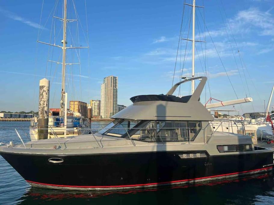 Yacht "X" - 44 Foot Modern Yacht On 5 Star Ocean Village Marina - Minutes Away From City Centre And Cruise Terminals, Free Parking ,Spa Package Available! Southampton Buitenkant foto