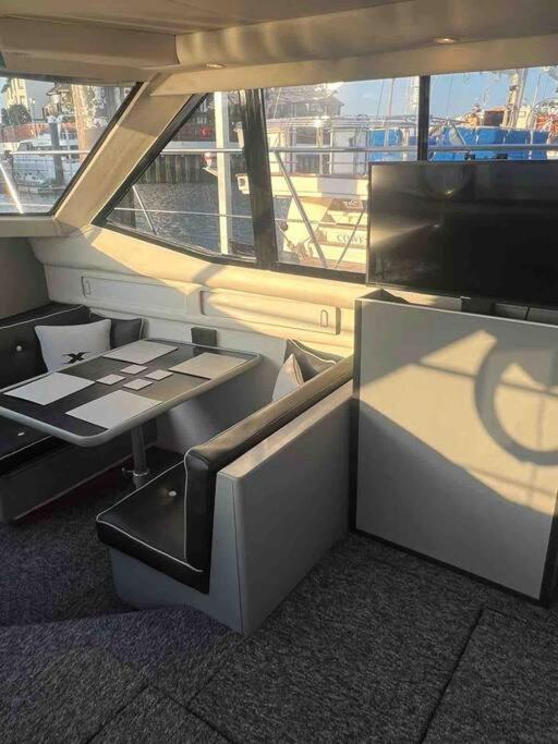 Yacht "X" - 44 Foot Modern Yacht On 5 Star Ocean Village Marina - Minutes Away From City Centre And Cruise Terminals, Free Parking ,Spa Package Available! Southampton Buitenkant foto