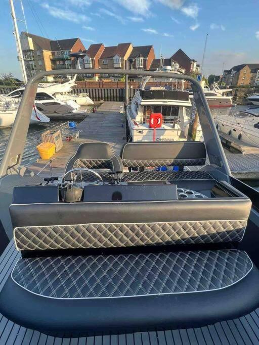Yacht "X" - 44 Foot Modern Yacht On 5 Star Ocean Village Marina - Minutes Away From City Centre And Cruise Terminals, Free Parking ,Spa Package Available! Southampton Buitenkant foto