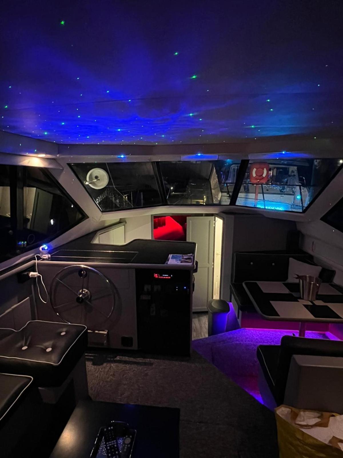 Yacht "X" - 44 Foot Modern Yacht On 5 Star Ocean Village Marina - Minutes Away From City Centre And Cruise Terminals, Free Parking ,Spa Package Available! Southampton Buitenkant foto