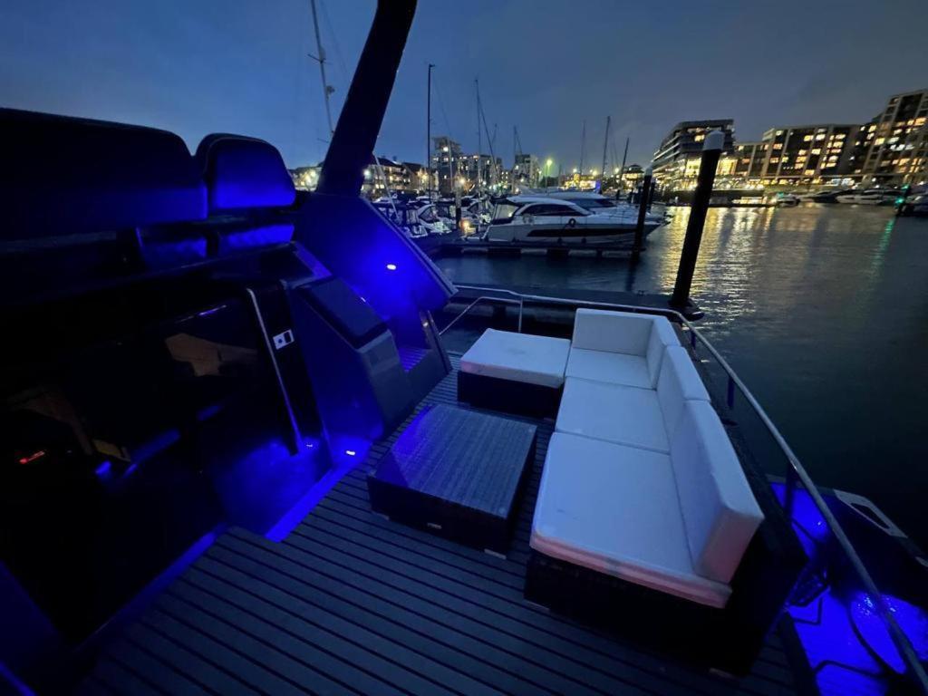Yacht "X" - 44 Foot Modern Yacht On 5 Star Ocean Village Marina - Minutes Away From City Centre And Cruise Terminals, Free Parking ,Spa Package Available! Southampton Buitenkant foto