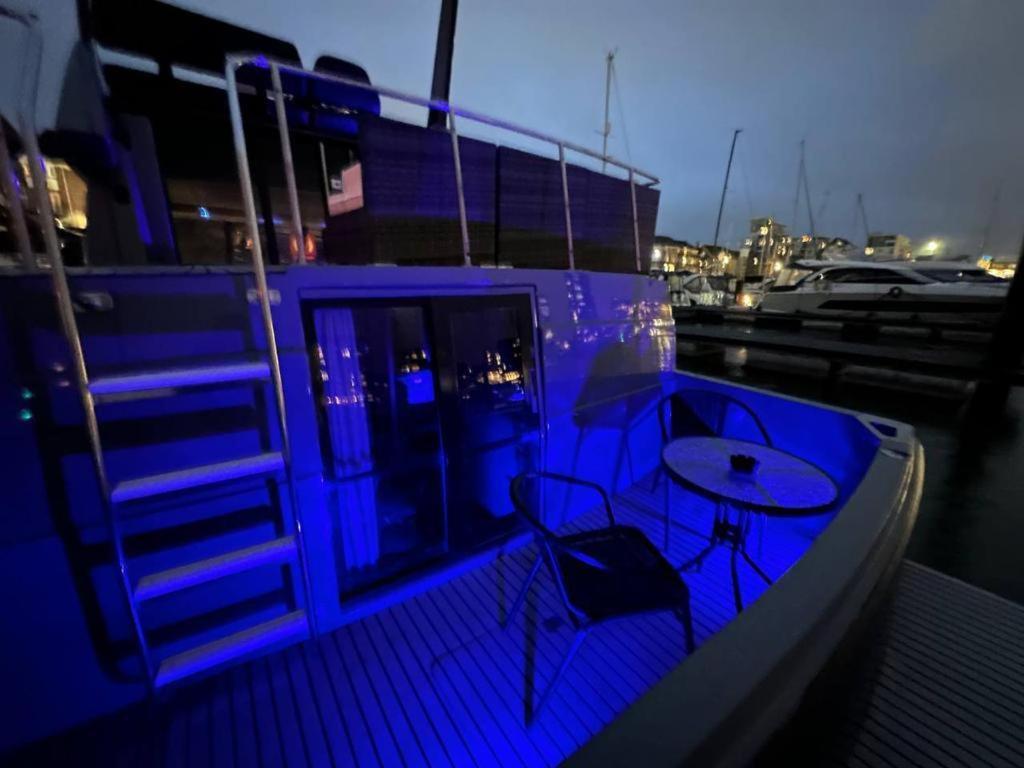 Yacht "X" - 44 Foot Modern Yacht On 5 Star Ocean Village Marina - Minutes Away From City Centre And Cruise Terminals, Free Parking ,Spa Package Available! Southampton Buitenkant foto