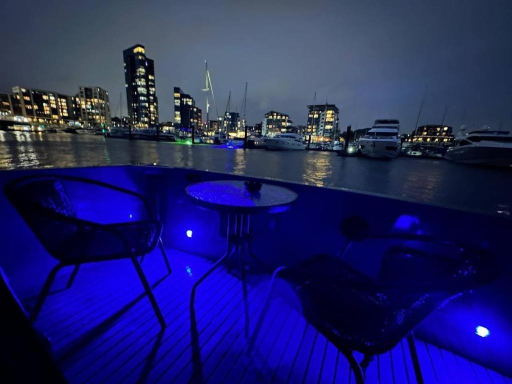 Yacht "X" - 44 Foot Modern Yacht On 5 Star Ocean Village Marina - Minutes Away From City Centre And Cruise Terminals, Free Parking ,Spa Package Available! Southampton Buitenkant foto