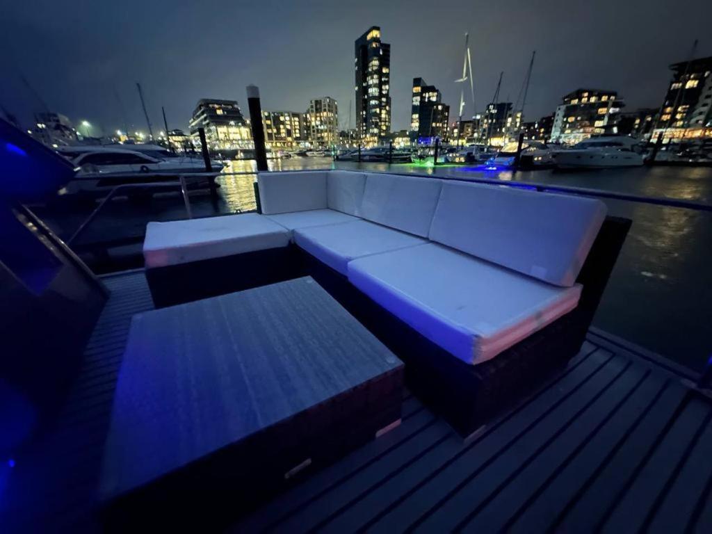 Yacht "X" - 44 Foot Modern Yacht On 5 Star Ocean Village Marina - Minutes Away From City Centre And Cruise Terminals, Free Parking ,Spa Package Available! Southampton Buitenkant foto