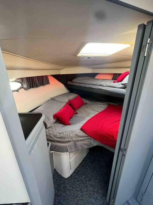 Yacht "X" - 44 Foot Modern Yacht On 5 Star Ocean Village Marina - Minutes Away From City Centre And Cruise Terminals, Free Parking ,Spa Package Available! Southampton Buitenkant foto