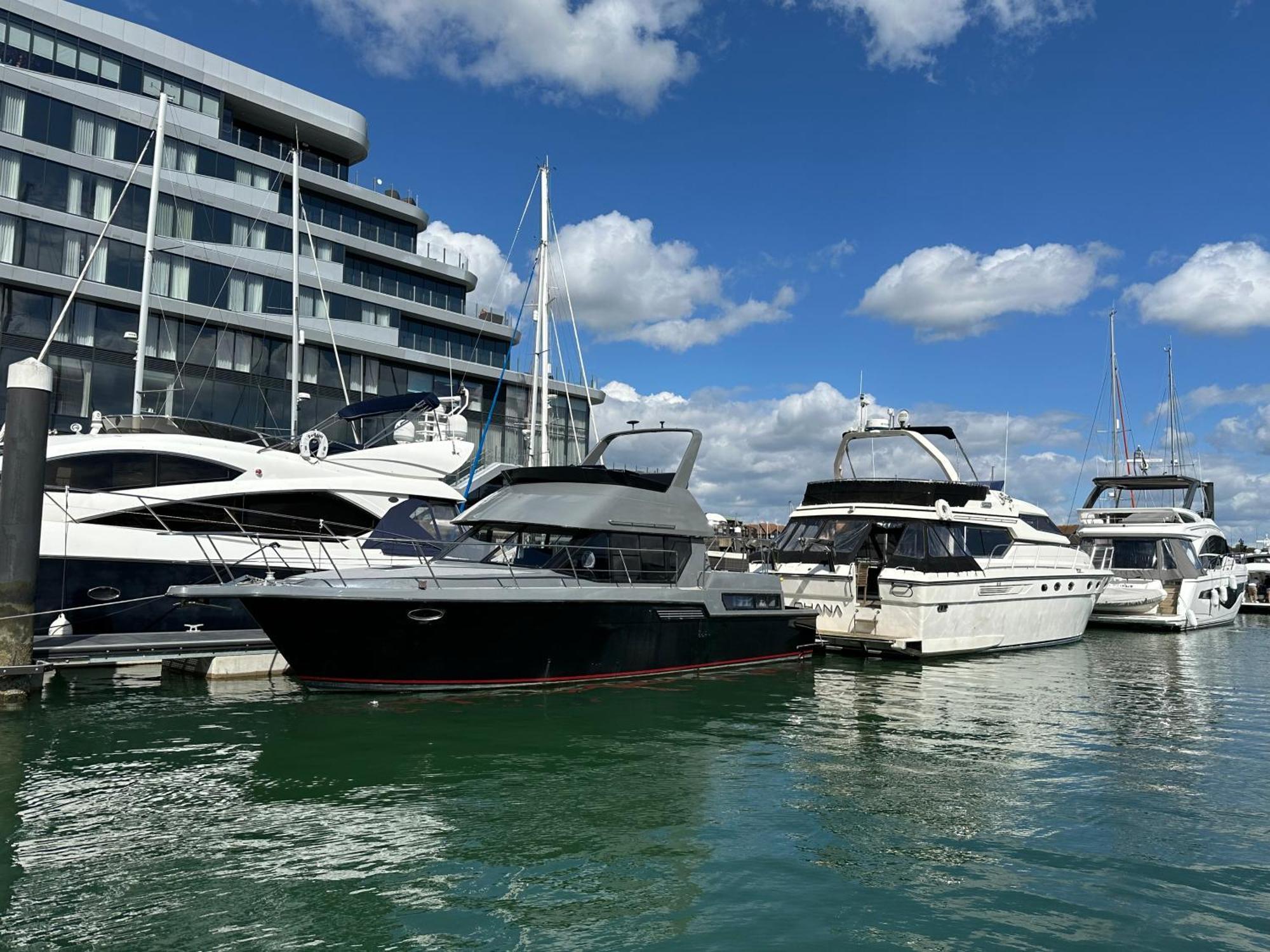 Yacht "X" - 44 Foot Modern Yacht On 5 Star Ocean Village Marina - Minutes Away From City Centre And Cruise Terminals, Free Parking ,Spa Package Available! Southampton Buitenkant foto