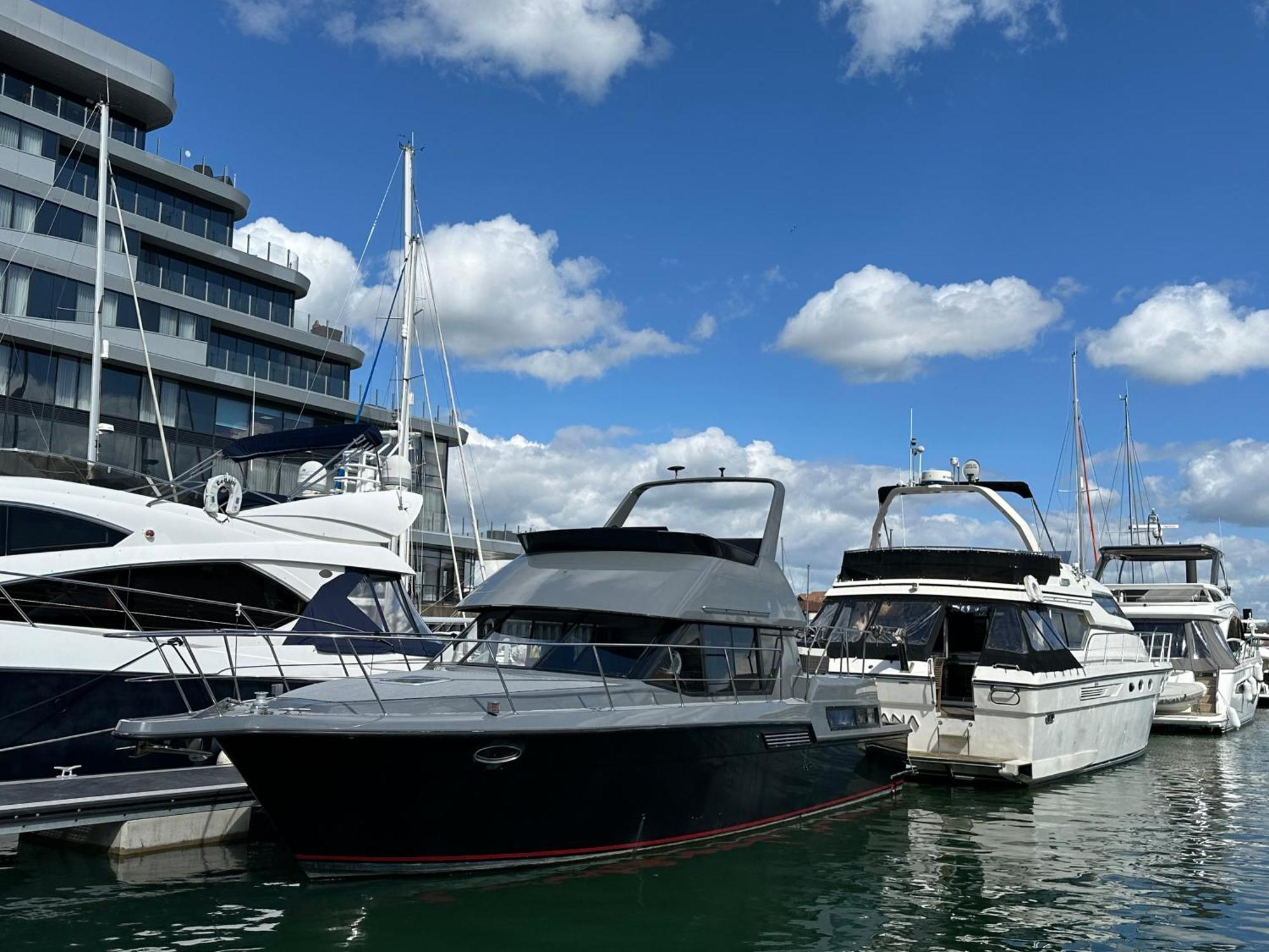 Yacht "X" - 44 Foot Modern Yacht On 5 Star Ocean Village Marina - Minutes Away From City Centre And Cruise Terminals, Free Parking ,Spa Package Available! Southampton Buitenkant foto