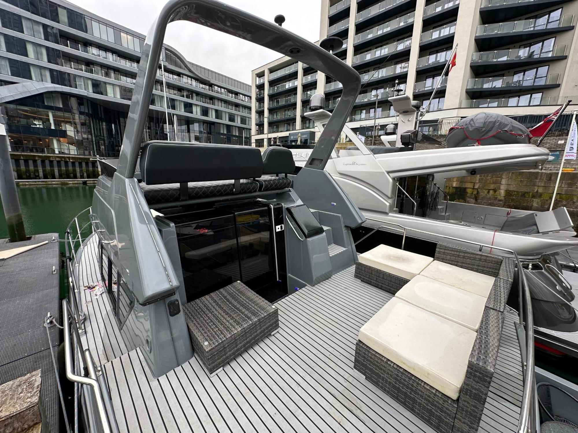 Yacht "X" - 44 Foot Modern Yacht On 5 Star Ocean Village Marina - Minutes Away From City Centre And Cruise Terminals, Free Parking ,Spa Package Available! Southampton Buitenkant foto