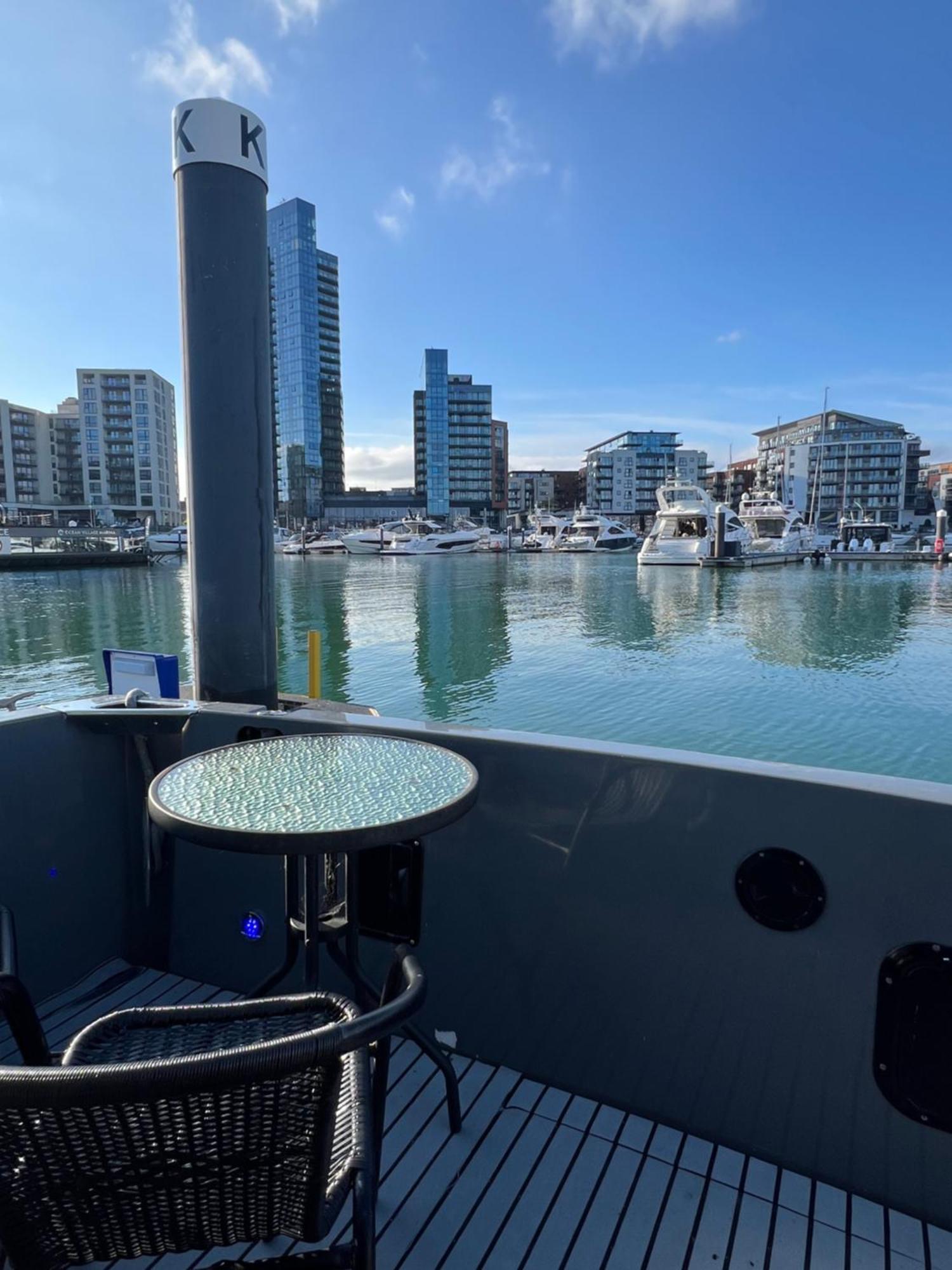Yacht "X" - 44 Foot Modern Yacht On 5 Star Ocean Village Marina - Minutes Away From City Centre And Cruise Terminals, Free Parking ,Spa Package Available! Southampton Buitenkant foto